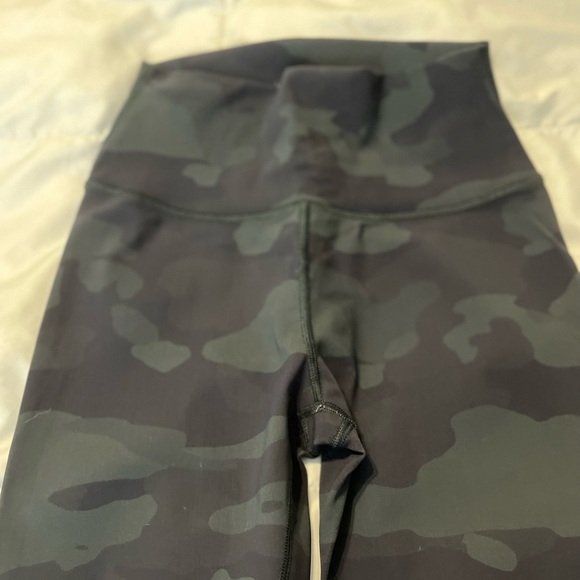 ALO High Waisted Camo Vapor Leggings - Picture 5 of 9